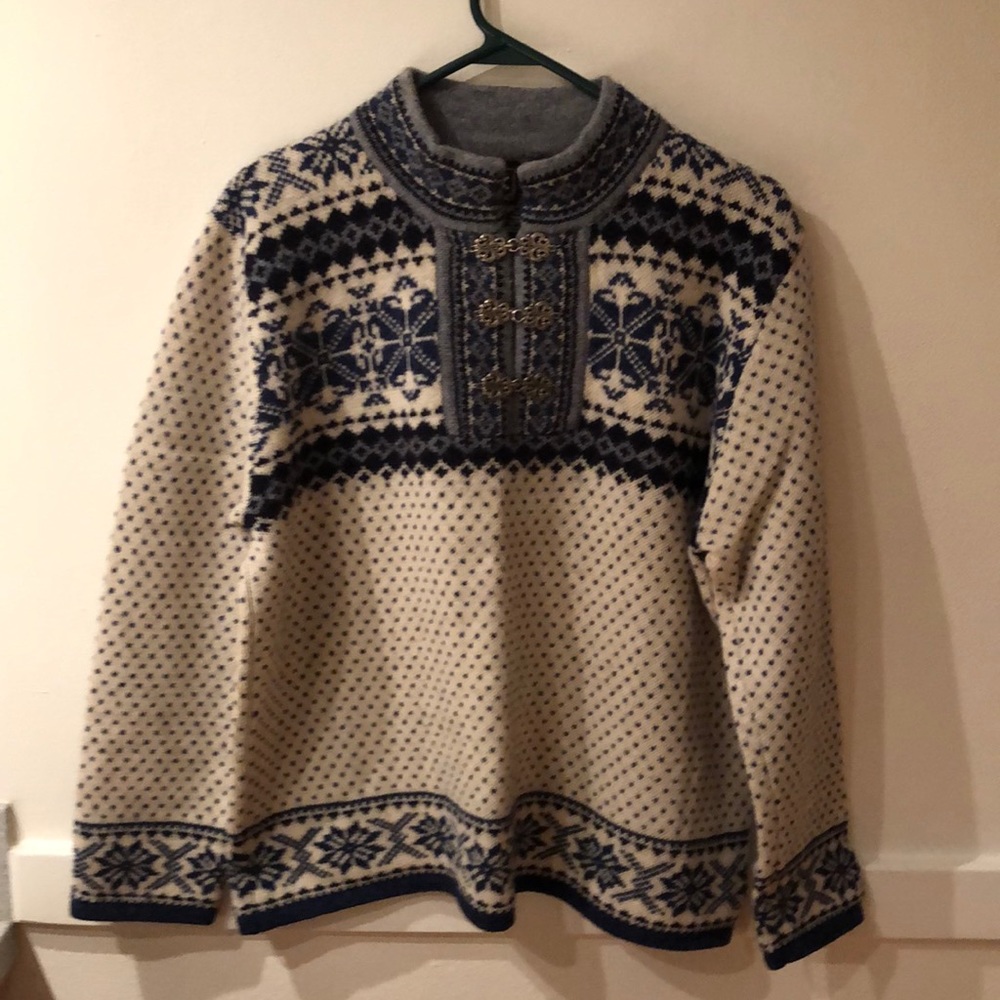 Skyr 100%wool sweater.